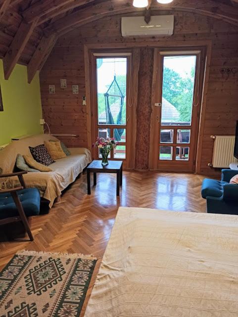 Apartman Egy Makovecz Imre Tervezte Hazban Ispank ภายนอก รูปภาพ
