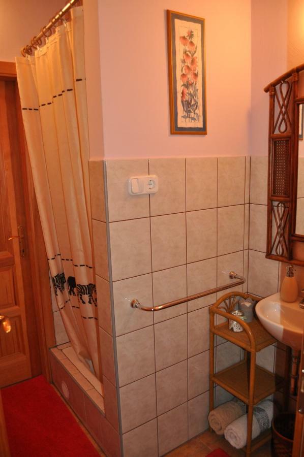 Apartman Egy Makovecz Imre Tervezte Hazban Ispank ภายนอก รูปภาพ